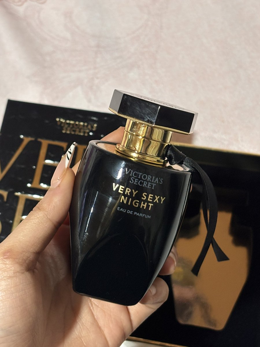 _style_01's tweet photo. ส่งต่อน้ำหอม victoria secret กลิ่น very sexy night 50 ml ไม่ค่อยได้ใช้ 
Price:  1200 รส. 

สนใจหรือสอบถามเพิ่มเติม
Dm/mention ได้เลยค่ะ
#ส่งต่อน้ำหอม #ส่งต่อvictoriasecret 
#ส่งต่อน้ำหอมแบรนด์ #น้ำหอมvictoriasecret #ส่งต่อคสอ #น้ำหอม #ส่งต่อเครื่องสำอาง https://t.co/QXfo1Icd4m