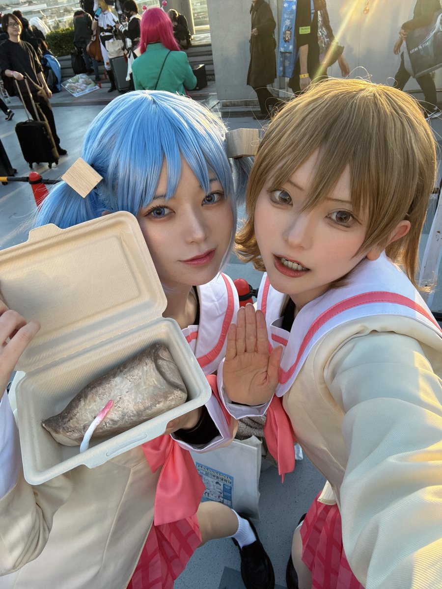 H51Dxe's tweet image. 日常のゆっことみおちゃん！
屋上いるー！
#C107コスプレ
