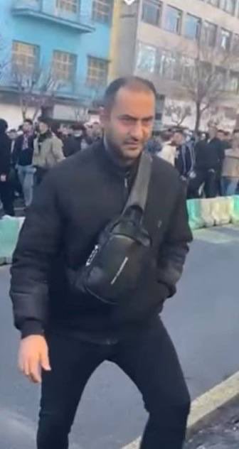 Goftaniha's tweet photo. در اعتراضات همیشه حواستان به نشانه‌ها باشد اگر مثلا چند نفر را دیدید که کاپشن یکسان یا کفش یه شکل دارند یا کلاه یکرنگ 
یا به افرادی که کیف کمری دارن
گوشی موبایل در جیب جلو پیراهن گ��اشتن
افرادی که معمولا بدون ماسک در حال فیلم برداری هستن.
آمبولانس و ماشین های بدون پلاک
توجه کنید…اینها معمولا همان امنیتی‌ های لابه لای جمعیت هستن
