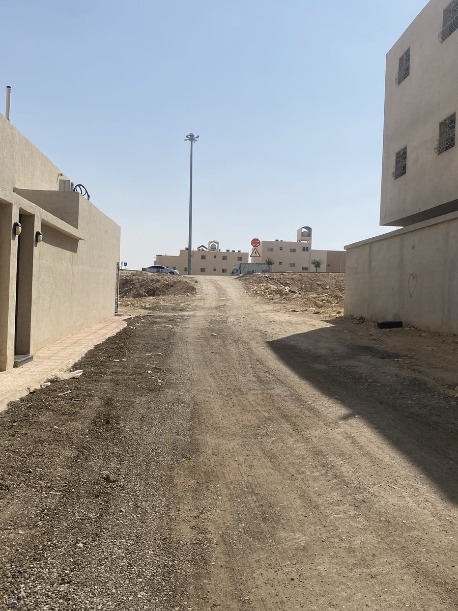 Abd1900680's tweet photo. @L2030n نبي من فريق العمل المطالبة بسفلت الشوراع والممرات اللي تنفذ من شارع الطايف كما في الصوره تكسرت سيارتنا https://t.co/mvMI7mV3iM