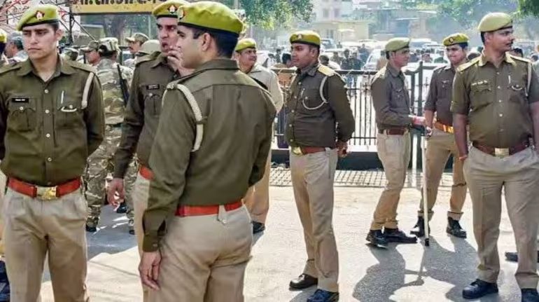 policemedianews's tweet photo. 60 हजार #पुलिस_भर्ती पूरी होने के बाद #यूपी_सरकार ने जल्द दूसरी पुलिस भर्ती आने के लिए वादा किया था, जिसमें 25 हजार पद थे, साल खत्म होने को है लेकिन भर्ती का विज्ञापन नहीं आया। युवा भर्ती अपनी मांग पर अड़े।
#UP_POLICE_VACENCY @UPGovt
#UP_Constable_Vacancy
#UP_Constable_Form https://t.co/F0Amk56Jtt