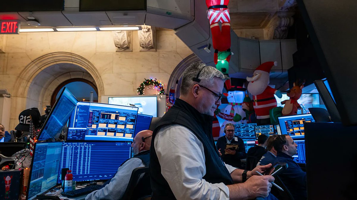 美国股市2025年跑输世界其他市场】对美国科技股估值过高的忧虑、中国的AI突破以及特朗普的贸易战提振了美国以外股市的表现，投资者开始质疑美国股票 在投资组合中的主导地位。https://t.co/AxWdYCQg1T