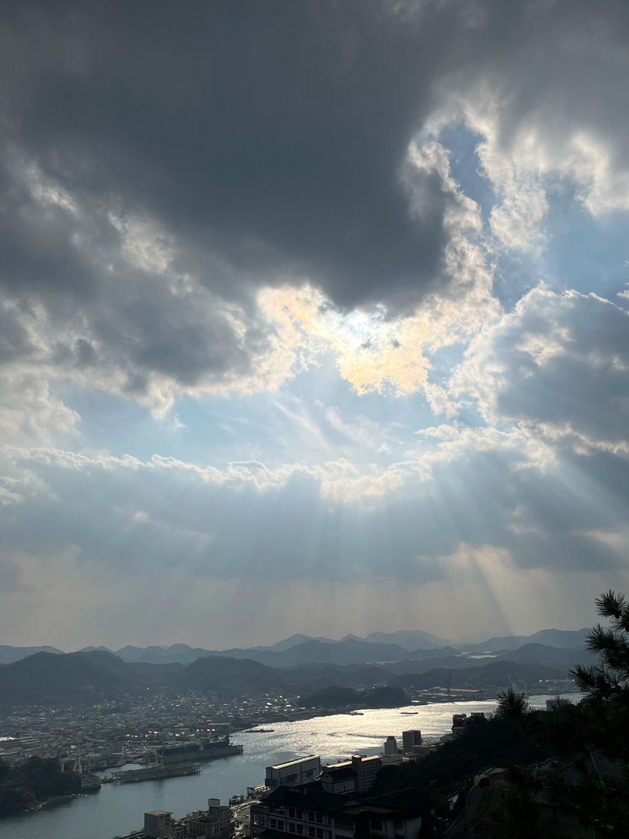 尾道の本屋さん 紙片へ。
松本慎一さんの作品集「レインディア」を購入🦌
Hideya Ishimaさんの個展「Horo」もよかったです✴︎
見たことないのにどこか懐かしい風景と質感が年末の空気と混ざりあってとても良かったです。

<a href="/hideya314/">Hideya Ishima</a> 
#shihen_onomichi