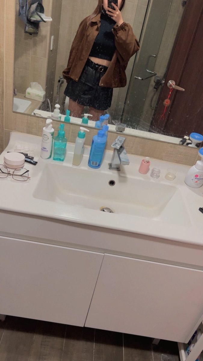 我只想說
今天的我 好不容易穿的人模人樣
要出門跟自己約會
結果一通電話
我的表情從😁變🫠
現在到家要開始弄工作了
真是開心呢