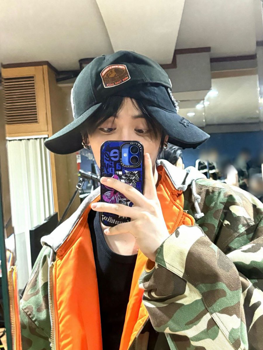 taesarhan's tweet image. Mirror caught me mid identity crisis. Left or right side, anyone?