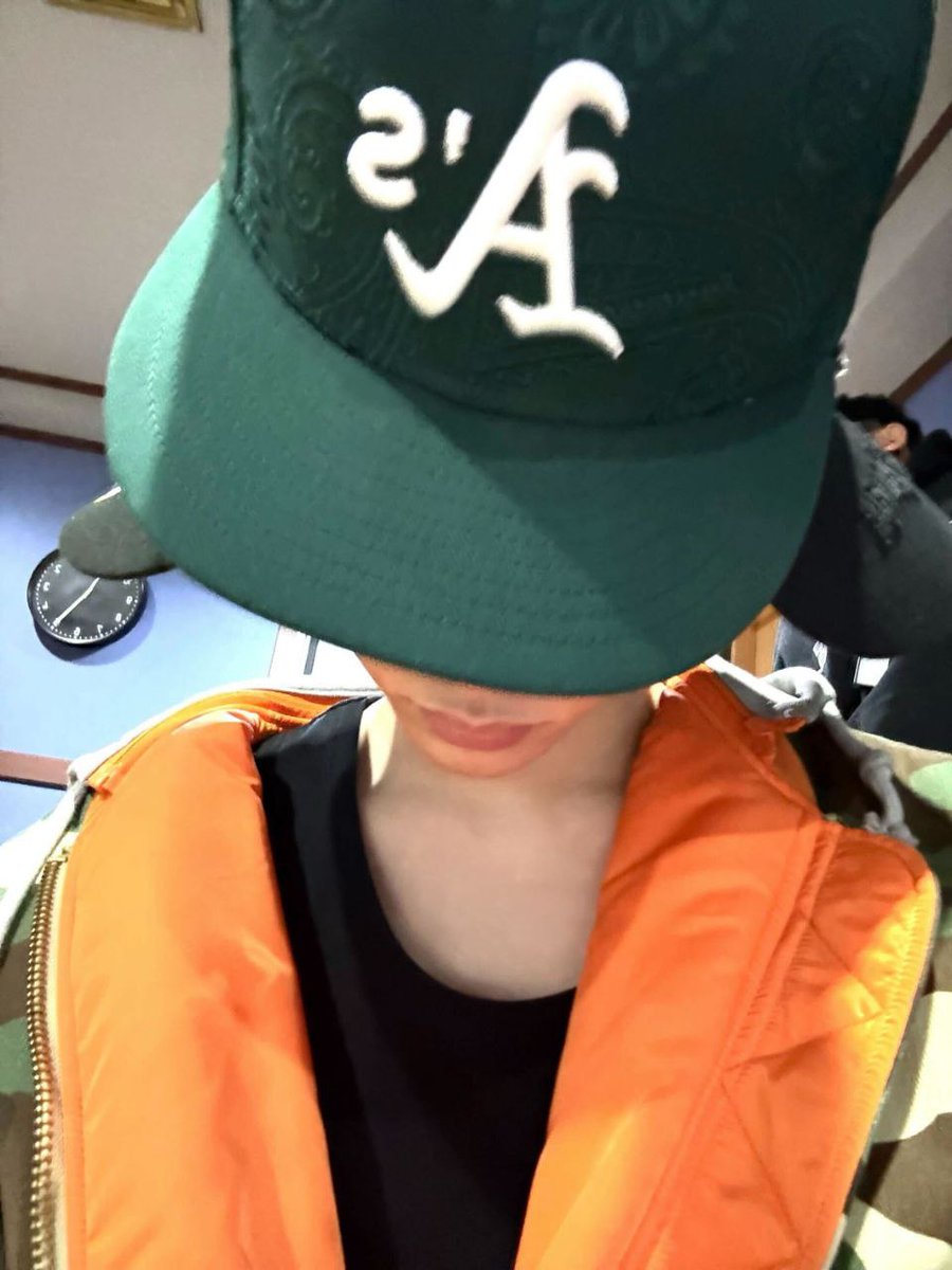 taesarhan's tweet image. Mirror caught me mid identity crisis. Left or right side, anyone?