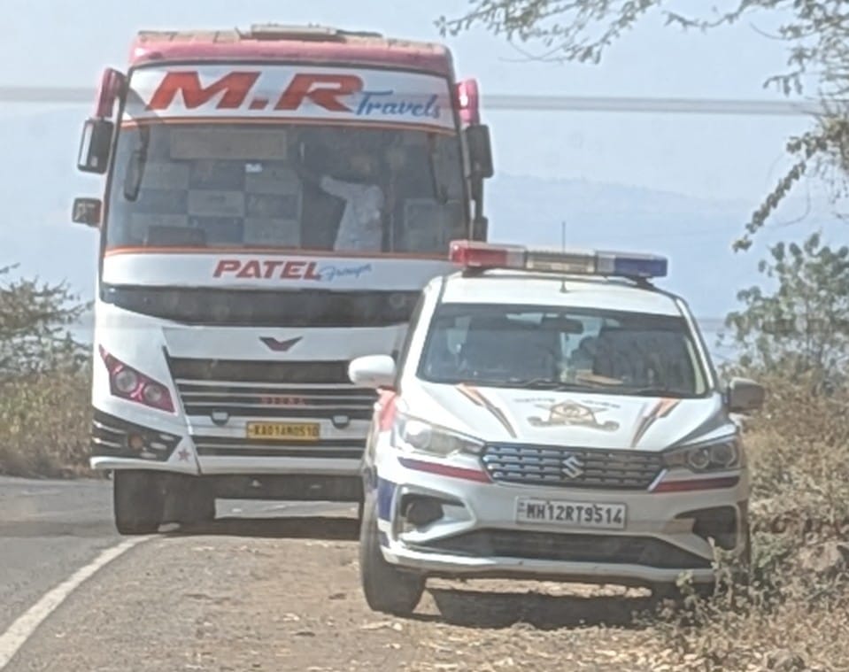 surendra_pali's tweet photo. @CMOMaharashtra @DGPMaharashtra आज सुबह 1140 बजे से एक ट्रैफिक पुलिस दल त्रियंबकेश्वर से नाशिक मार्ग पर वसूली के लिए तैनात है और ये सिर्फ दूसरे राज्यों की गाड़ियों को रोक कर कुछ न कुछ बहाना बना कर रिश्वत के रहे हैं।
@maha_tourism आप पर्यटकों का स्वागत ऐसे ही करते है? https://t.co/KRv4vSTfGY