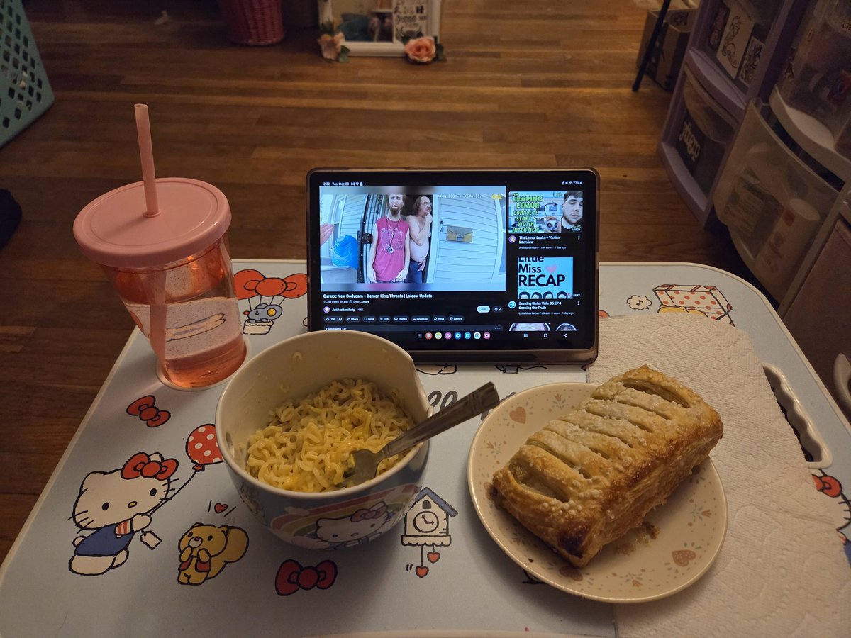 devilishcals's tweet image. cheesy ramen and apple strudel YAYAYAAYYYYY !!!