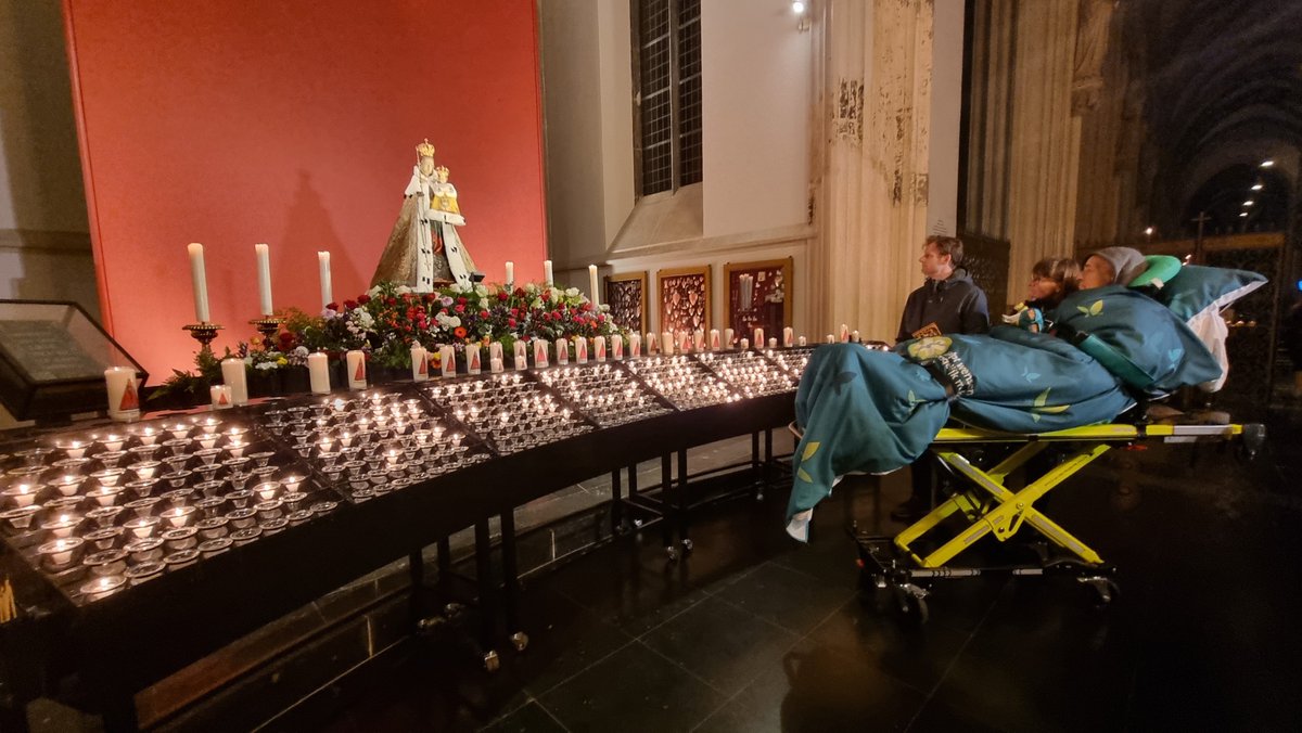 Nog één keer samen naar de kerk. Even stil zijn, even bij elkaar. Soms zegt dat meer dan woorden. Ook vandaag helpen wij drie andere immobiele en/of terminale patiënt met het vervullen van hun laatste wens.