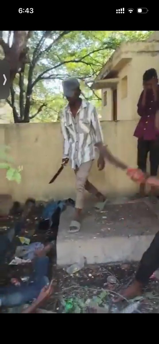 IndiraniSudala1's tweet photo. கொலை பண்ணிய நாயிங்க படிப்பு கெட்டு போயிடும்னு சொல்லி ஜாமீனில் வெளியே விடுவது எல்லாம் உச்சபட்ச கேவலம்.... ஒரு தடவை அந்த வீடியோவை பாருங்க அந்த இடத்தில் உங்கள் வீட்டு பிள்ளை இருந்திருந்தால் ஜாமீனில் வெளியே விட, அவனுங்களுக்கு பாதுகாப்பு கொடுக்க மனம் வருமா என? காரணம் இன்றி கஞ்சா போதையில் சக மனிதனை வெட்டி சாய்ப்பது கொடூரத்தின் உச்சம்... வடக்கன் தானே ஏழை தானே என இறந்தவனுக்காக குரல் கொடுக்காமல் ஜாதி, புள்ளிங்கோ ஓட்டுனு காட்டுமிராண்டிகளுக்கு காட்டும் மனிதாபிமானம் காட்டுமிராண்டித்தனமானது.... 😡
