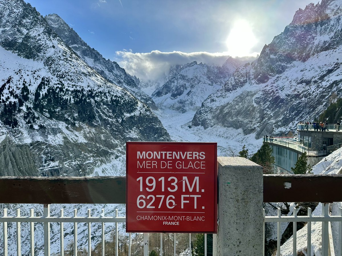 StefRobinson's tweet photo. Stunning view point and scenery at the Mer De Glace at 6,276ft. A smaller peak before going up the much taller Aiguille du Midi ❄️

#Chamonix #MerDeGlace #Mountains #Snow #RobinsonRoams https://t.co/A2Zn2xLLjR