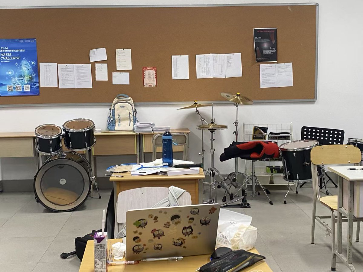 Run_molize's tweet image. Every new year's eve we will......
Band! SHATTER the whole school!
----
依旧元旦特色～
准备好今天在学校大闹一场了吗！