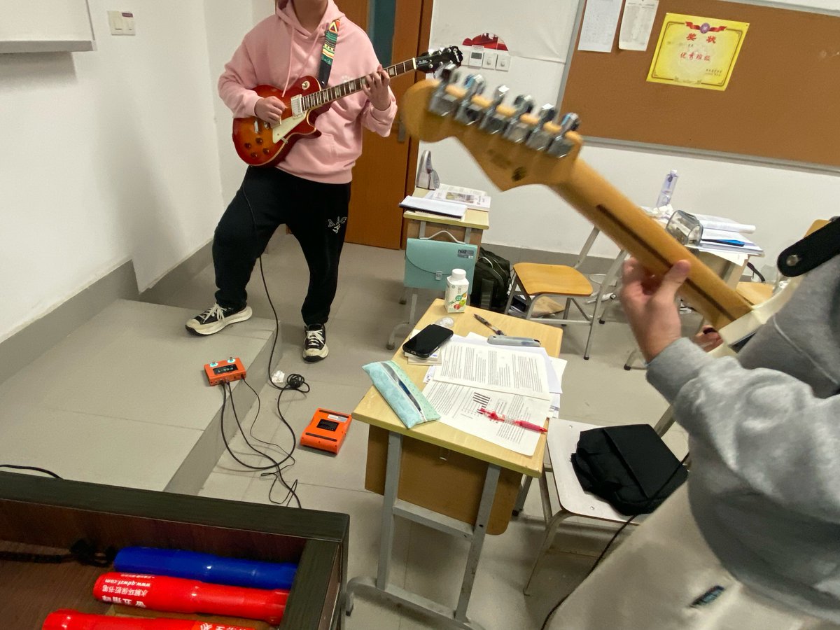 Run_molize's tweet image. Every new year's eve we will......
Band! SHATTER the whole school!
----
依旧元旦特色～
准备好今天在学校大闹一场了吗！