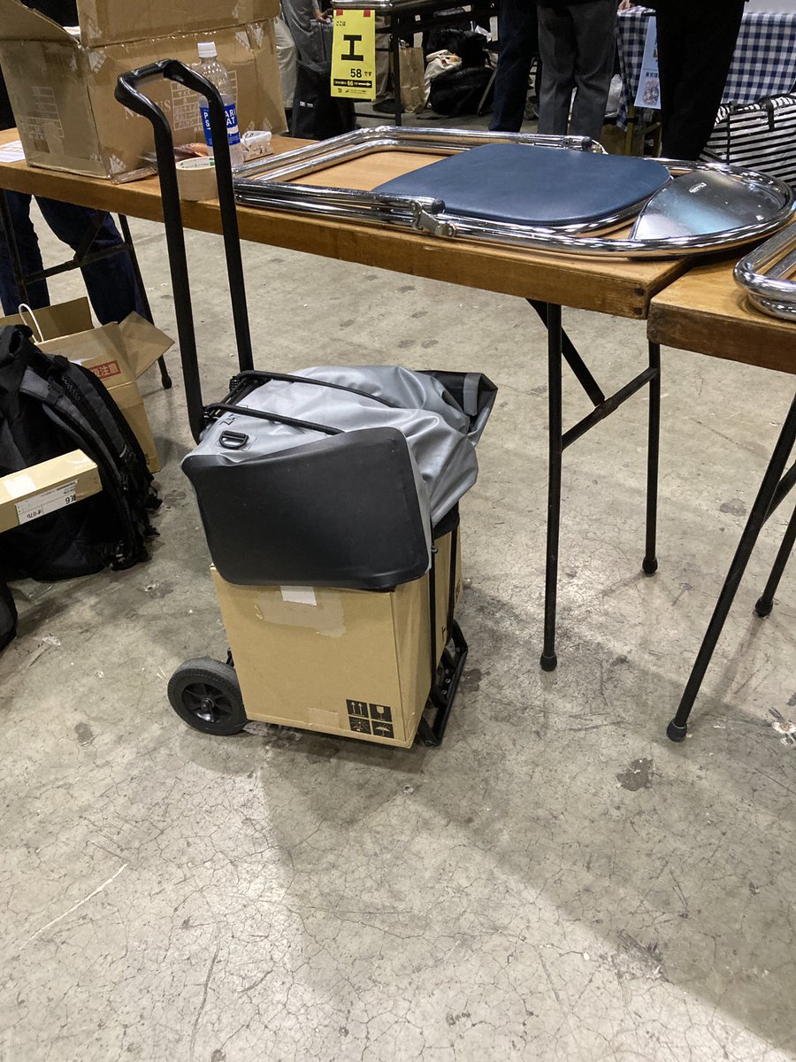 nimaruru's tweet photo. 冬コミ1日目、無事終了しました。
当サークルの本をお手に取ってくださった方、お買い上げくださった方、誠にありがとうございました！！

良いお年を〜！！！ https://t.co/PLgN9T4M3K
