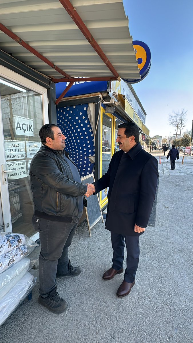 Soğuk havaya aldırış etmeden esnaf kardeşlerimizle bir araya gelmeye, sorunlarını çözmeye devam ediyoruz. 

📍İnönü Caddesi (7)