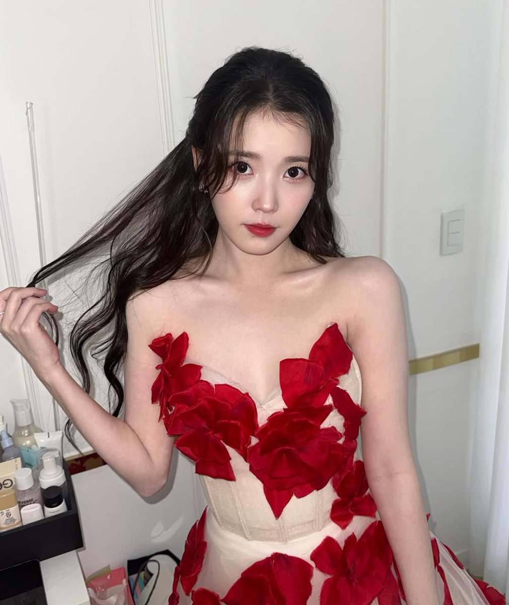 aint nobody looking at that necklace maam