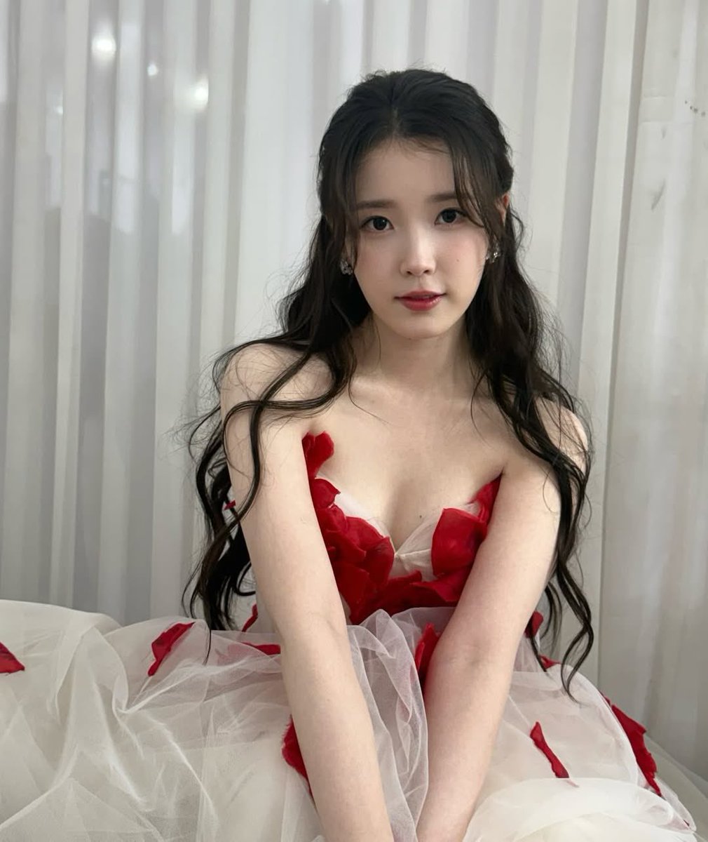 mingukiu's tweet image. aint nobody looking at that necklace maam