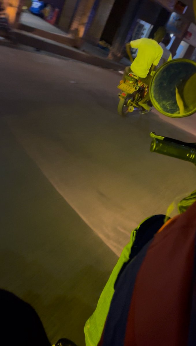 kutegyekaivan1's tweet image. Jumped on a random boda to town, in Kireka the rider adds a lady, I don’t usually share boda but her perfume said relax🫢 

mid ride, boda guy starts lying, mzee ever since u bought me this bike I pay school fees &amp;amp; feed my family

Lady was like, oooh bambi, kind men still exist,…