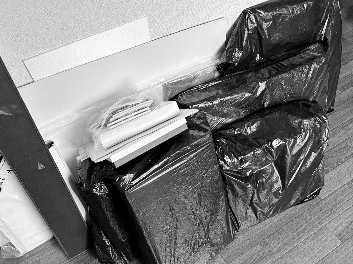 寝室の大掃除＆模様替え中。
去年やった作品展のパネルたち（日焼け防止のため、黒いゴミ袋に入れて保管しています）。

1年間この状態で放置だったけど、いつまでもこのままというわけにもいかないし、さて、どうするかな……