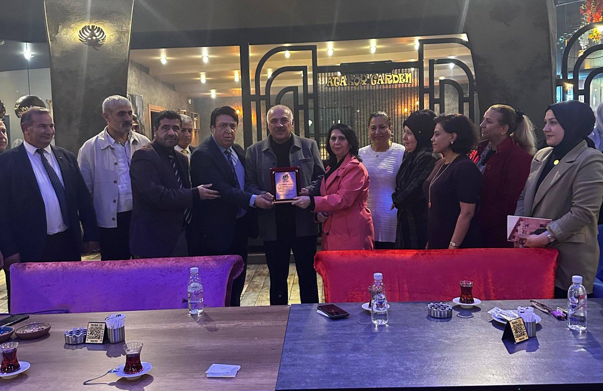 Doğu ve Güneydoğu Kültür Sanat Derneği olarak Genel Başkanımız Sayın Fuat Bodur ve Heyetimizle birlikte, Mardin Artuklu Derneği Başkanlığına seçilen Sayın Mahmut Kılıç Gazala’ya Bakırköy Ataköy’de Hayırlı olsun ziyaretinde bulunduk. Yeni görevinde başarılar diliyoruz.