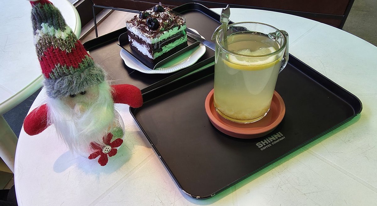 첫 외출 웅니니😆
아직 한 시간 넘게 남았지만 별접기로 버텨보겠으😵‍💫