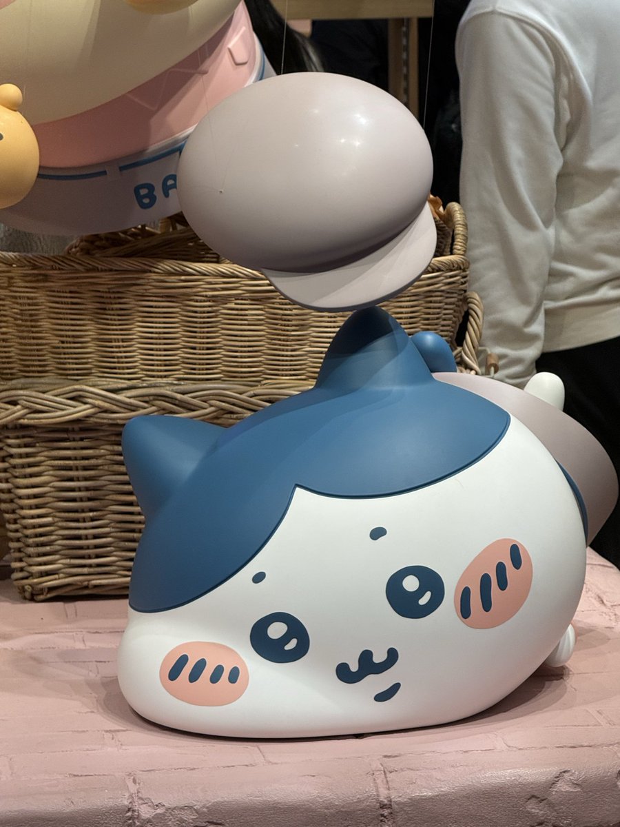 Blue_aqa's tweet image. ちいかわベーカリーとちいかわショップにお出かけ😆✨

娘　「結構買ったけど大丈夫なの？」
私　「スコより安いからヨシ👍」
娘　「バグってんなぁww」

はぁ、歩き疲れた😮‍💨