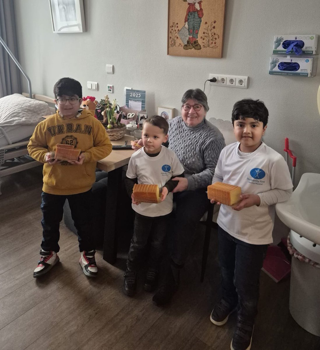 ArnhemAMJO's tweet photo. Gisteren mochten we De Liemerije in Duiven bezoeken 💛
Met cake, lachende kinderen en mooie ontmoetingen met bewoners.
Op naar een warm 2026 vol verbinding

#Ahmadiyya #HumanityFirstNL https://t.co/S8vIkOk86L