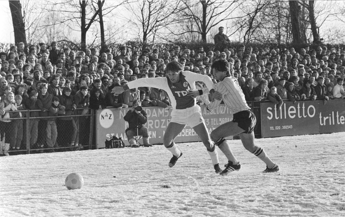 Vandaag is John van 't Schip 62 jaar. Met Ajax won Van 't Schip 4 landstitels, 3 KNVB Bekers, de Europa Cup II en de UEFA Cup. In 1988 won Van 't Schip met Nederland het EK (foto Nationaal Archief: Van 't Schip in actie tijdens het KNVB Beker duel DWV-Ajax op 11-12-1983). #ajax