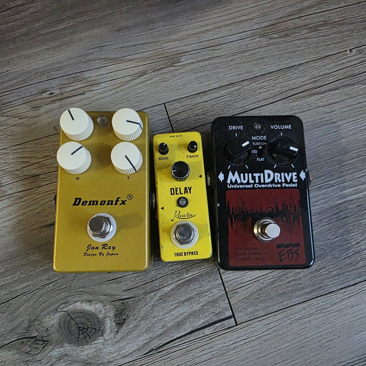 [알티 하고싶으면 해주세요]
안녕하세요. 최근 저의 페달보드가 드디어 완전체가 된 것을 기념할 겸 저의 장비병에 끝을 고한다는 의미(?)로 제가 안 쓰는 페달 3개를 각각 8천원에 처분합니다.
빈자를 위한 페달로 만들어져 가난하던 저의 페달보드를 채워주었던 고마운 페달들입니다.