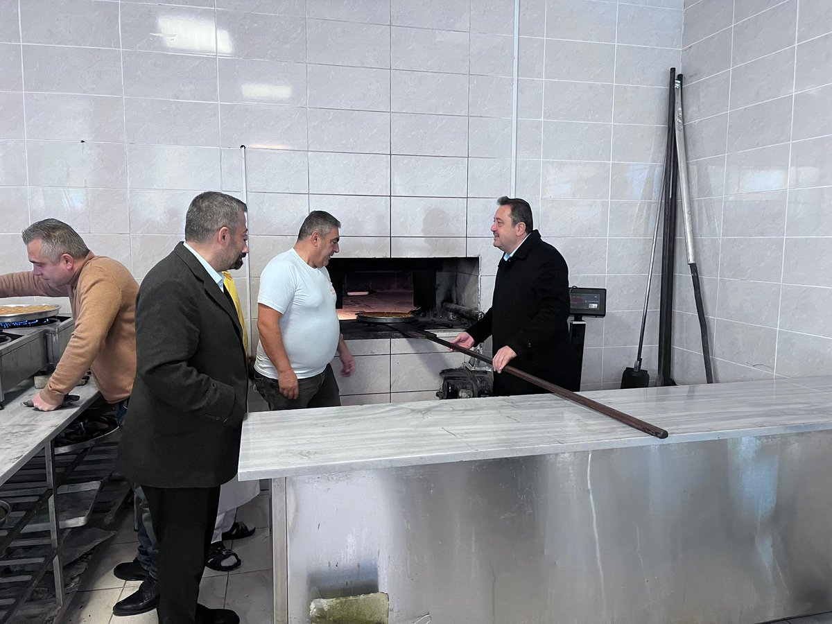 Gaziantep İl Başkanımız Sayın Fatih Muhaddis Fedaioğlu ve İl Başkan Yardımcılarımız Sayın Hüseyin Yılmaz ile Sayın Ömer Çetinkaya ile birlikte; geçmiş dönem Şahinbey Belediye Meclis Üyemiz, aynı zamanda Kare Baklava’nın sahibi Sayın Hayri Turan’ı iş yerinde ziyaret ettik.