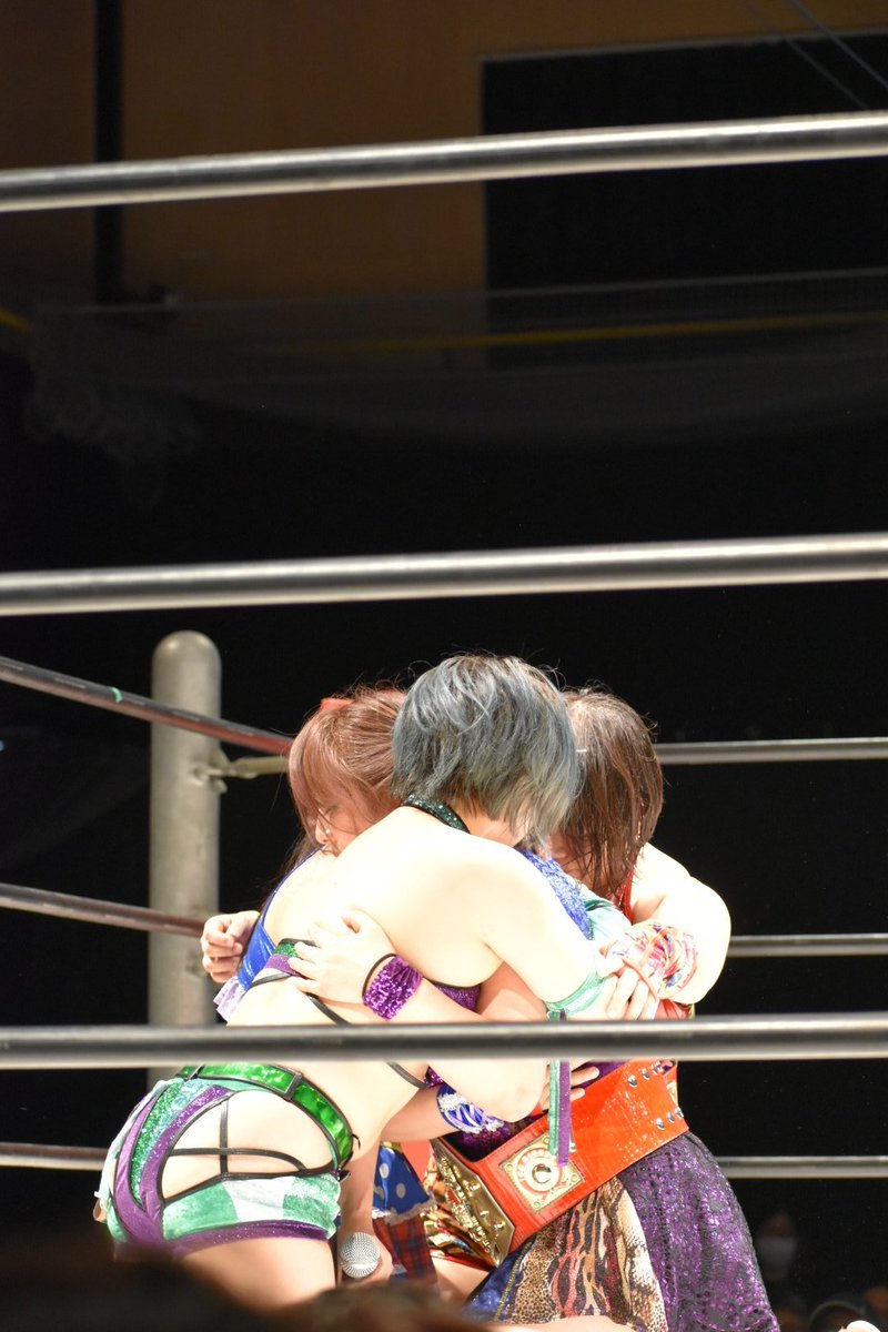 totochan326's tweet photo. BIG☆DEKAI!!!~初防衛編~
初防衛の場所は地元・大阪
相手は #SPiCEAP
ほんっっまに大好きなんよこの2人!
プロレスでもプライベートでも
お世話になった先輩たち。
そんな2人と戦えて
しかもタイトルマッチとくれば
いつも以上にパワー爆発。
#大晦日アイスリボン後楽園
#iceribbon https://t.co/hpT0qnhVww