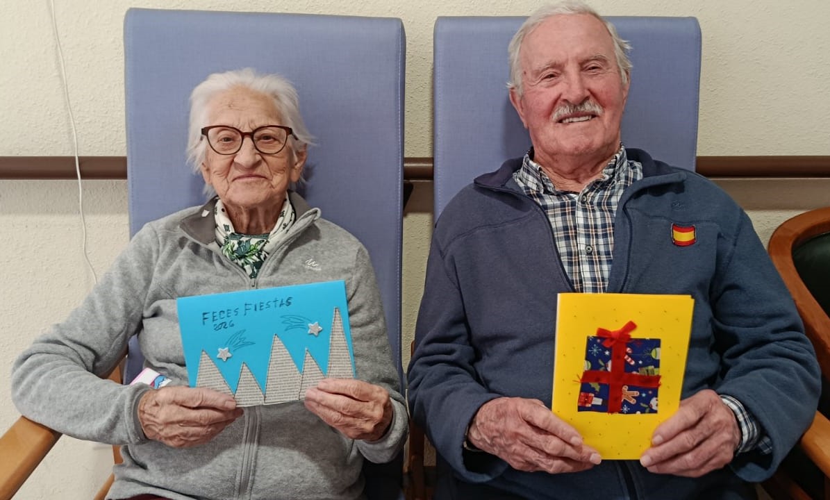 Como cada año por estas fecha , tuvimos la fortuna de recibir el intercambio de postales elaboradas por nuestros amigos de la Residencia Las Anjanas. Las postales están realizadas a mano usando materiales reciclados. ¡Nos han encantado!
😍😍