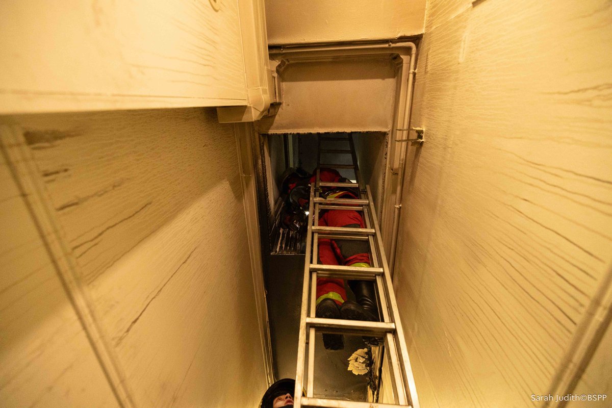 [🚨 #Intervention] Hier soir, aux alentours de 23h00, les sapeurs-pompiers de Paris sont intervenus pour un violent feu d’appartement dans le 13e arrondissement de Paris.

🔥 L’incendie concernait un appartement d’environ 50 m² situé au dernier étage. Grâce à l’engagement rapide