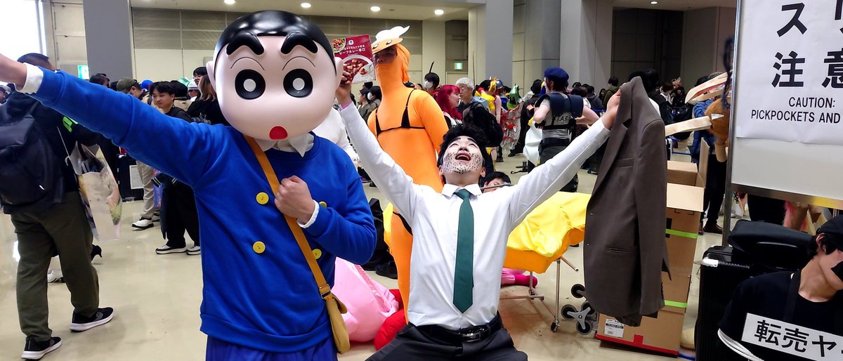 【コミケ】1日目、午後入場で14時到着後だとコスプレみて周る時間少ない。本日の撮れ高は1枚のみ、野原ひろしとしんのすけ。 #C107