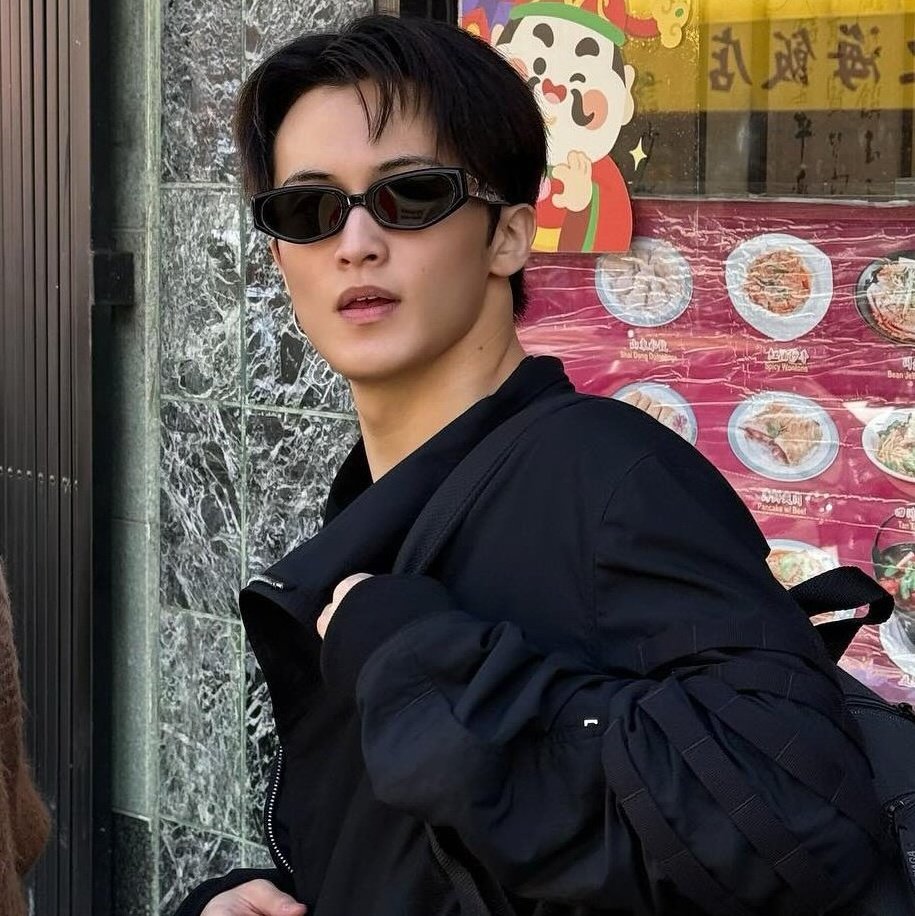 markmoIo's tweet photo. "i'm handsomer" https://t.co/XinB5DTX7R
