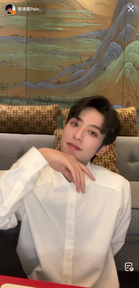 ไลฟ์จบแล้วน้า ใครไม่ทันสามารถดูย้อนหลังได้แล้วนะคะ🐰🩵

🔗weibo.com/1685872053/524…

#李沛恩 #LiPeiEn #SeekyLi