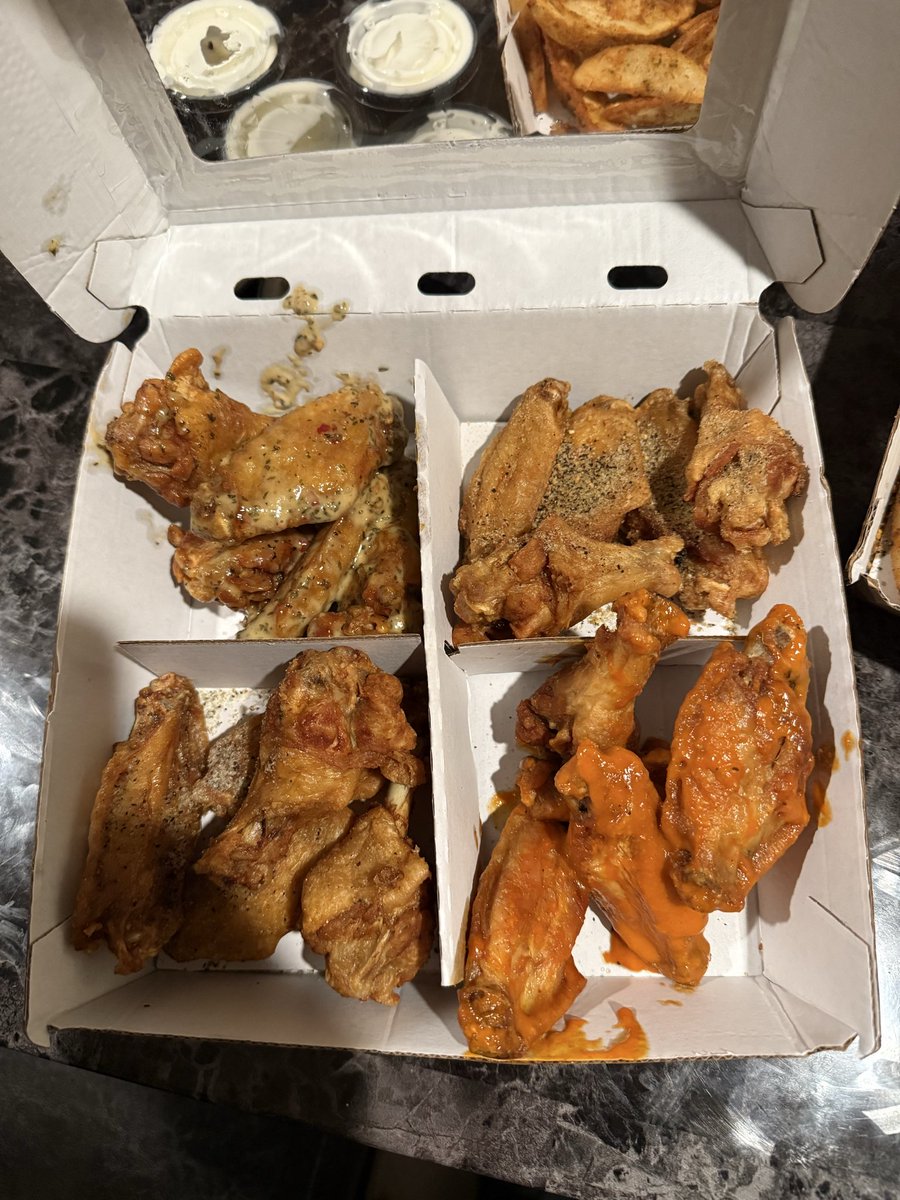 RizzlerDiddler's tweet photo. I tired of sticking up for you guys I am officially done with @BWWings forn$50 these wings and wedges were sad. https://t.co/PyDI6ynopz
