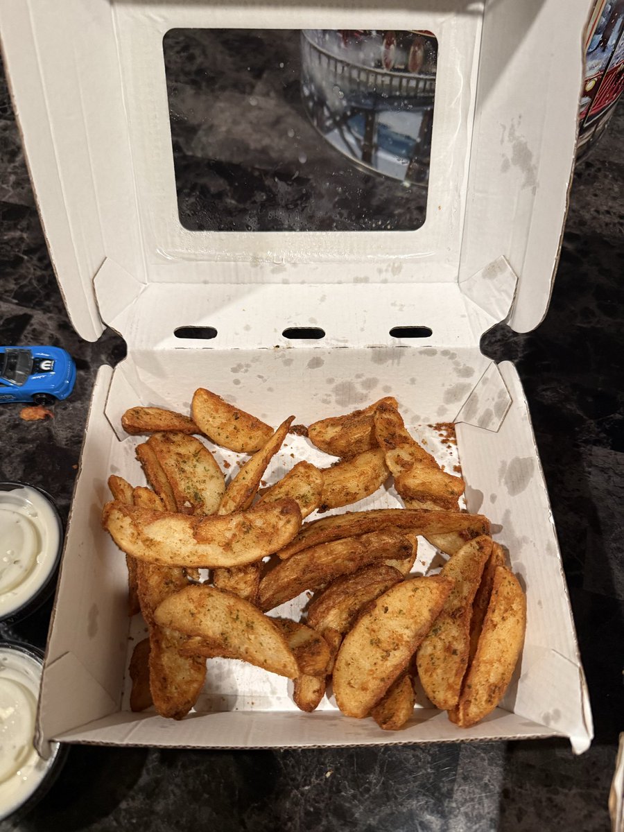 RizzlerDiddler's tweet photo. I tired of sticking up for you guys I am officially done with @BWWings forn$50 these wings and wedges were sad. https://t.co/PyDI6ynopz