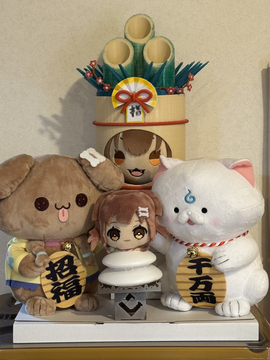 hikage_sutemi's tweet photo. みっころね神社より神使の毛玉ちゃんと35Pを加えて正月飾りなり🎍 https://t.co/10NOZXFPTR