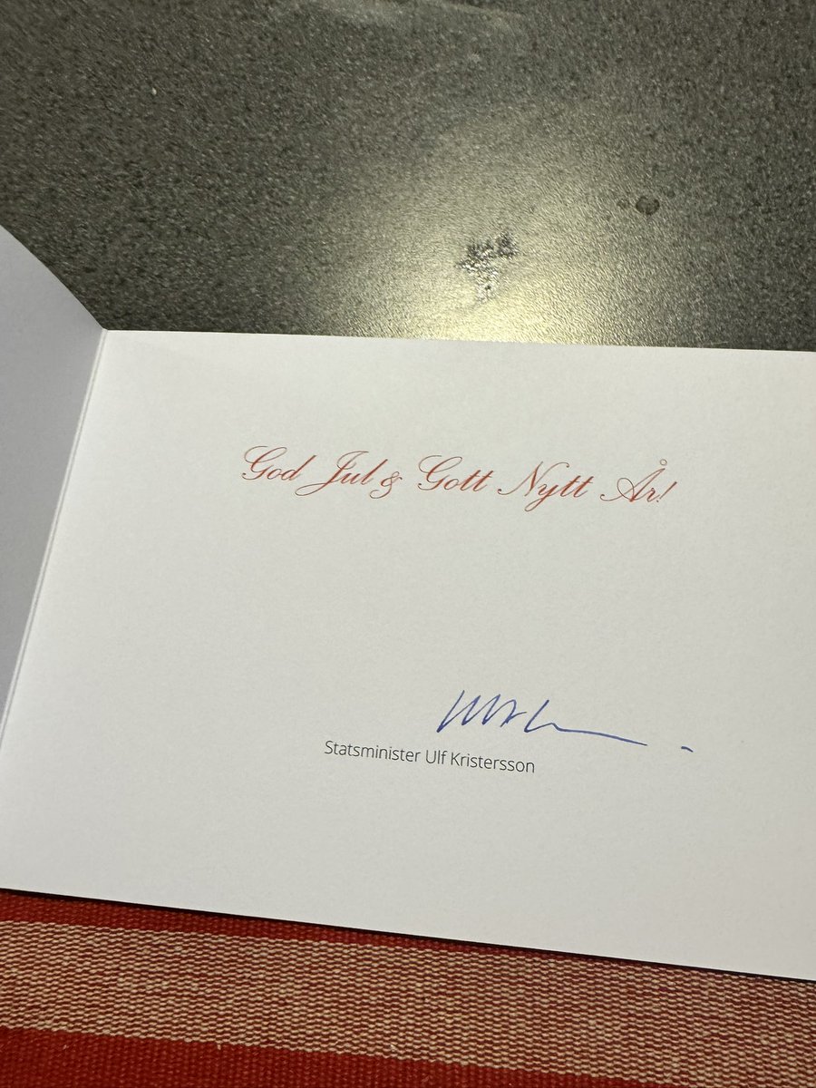 Julkort från Statsministern till Polisen Södermalm. En trevlig gest.

(Ja. Det är nog många andra som också fått en sådan. Välförtjänt.

Nej. Börja inte mala partipolitik nu. En trevlig gest helt enkelt)