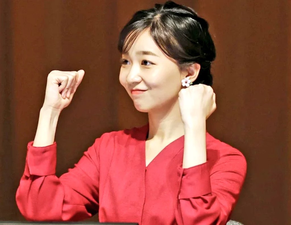 総理大臣に「働いて働いて働いて働いて働いてまいります！」って言われるより、佳子さまにこのポーズで「頑張ってね！でも、心配だから無理しないでね…♡」って言われる方が、１億倍働いちゃう。