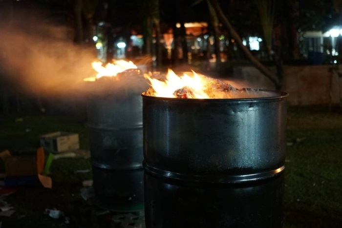 REGELS VUURTONNEN | Door verkeerd gebruik van vuurtonnen kan schade ontstaan.

👉Zet de vuurton niet direct op straat
👉Zet de vuurton niet op de ‘groene’ parkeerplekken, de kunststofmatjes die eronder liggen kunnen niet tegen de warmte
👉Zet de vuurton niet op gras