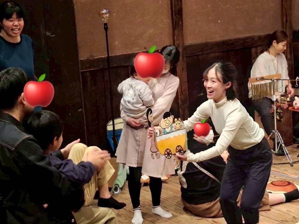 少し前のことですが「バスまってる」と「おりがみおてがみ」を上演して下さった舞台「たびするこもれび おりがみおてがみ」を拝見しました。とっても素敵だったなあ。