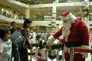 UJANGgrimis's tweet image. true story,
alm. Ayah pernah jadi Santa di Senayan City, circa 2006/2007, dan tiap masuk waktu solat dikasih istirahat 30 menit utk beliau solat dulu.

"Santa Solat"
dulu, hal ini gak aneh sama sekali.

he's now gone, but memory remains.