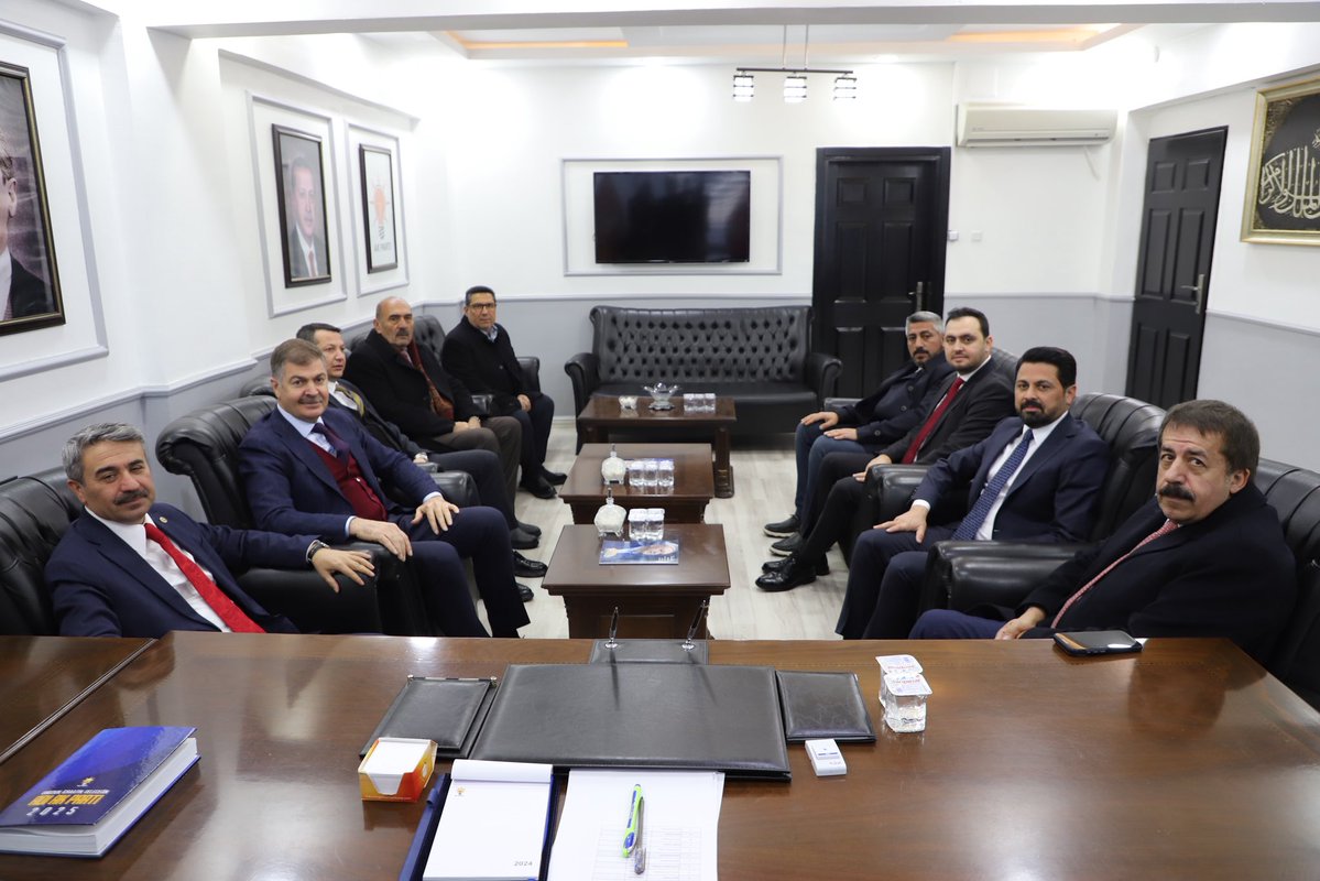 Genişletilmiş İl Danışma Meclisi Toplantımıza katılmak üzere ilimize gelen Genel Merkez Bölge Koordinatörümüz <a href="/MustafaAlkayis/">Av. Mustafa Alkayış</a> İl Koordinatörümüz <a href="/AbdurrahimFIRAT/">Av. Abdurrahim Fırat</a> Elazığ İl Başkanımız <a href="/isselmanoglu23/">Sencer Selmanoğlu</a> ile birlikte İl Başkanımız <a href="/yilmaz_seven/">Av. Yılmaz SEVEN</a>’i makamında ziyaret etti.