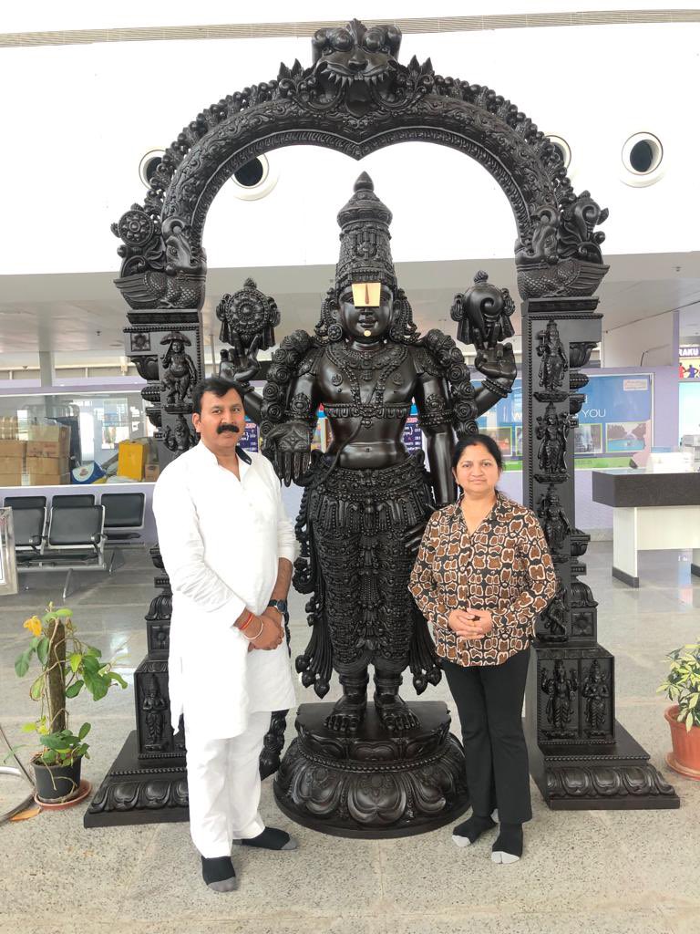 बैकुंठ एकादशी के पावन अवसर पर आप सभी को हार्दिक शुभकामनाएँ।

तिरुपति बालाजी मंदिर में श्रीहरि वेंकटेश्वर के दिव्य दर्शन का सौभाग्य प्राप्त हुआ।

दर्शन से मन को अपार शांति, श्रद्धा और आध्यात्मिक ऊर्जा का अद्भुत अनुभव हुआ।