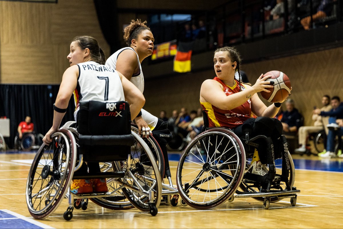 BsrEspana's tweet photo. 🏀🏀🏀 
¡Un 2025 de éxitos!

𝐌𝐄𝐃𝐀𝐋𝐋𝐈𝐒𝐓𝐀𝐒 𝐃𝐄 𝐁𝐑𝐎𝐍𝐂𝐄
El #TeamESP 🇪🇸 femenino subió al tercer cajón del podio en el Europeo de Sarajevo

Fue la tercera vez consecutiva en lograr el bronce continental #SomosBSR #BSREspaña ❤️ #3x3 #basket #wheelchairbasket https://t.co/qw5ODZb0VJ