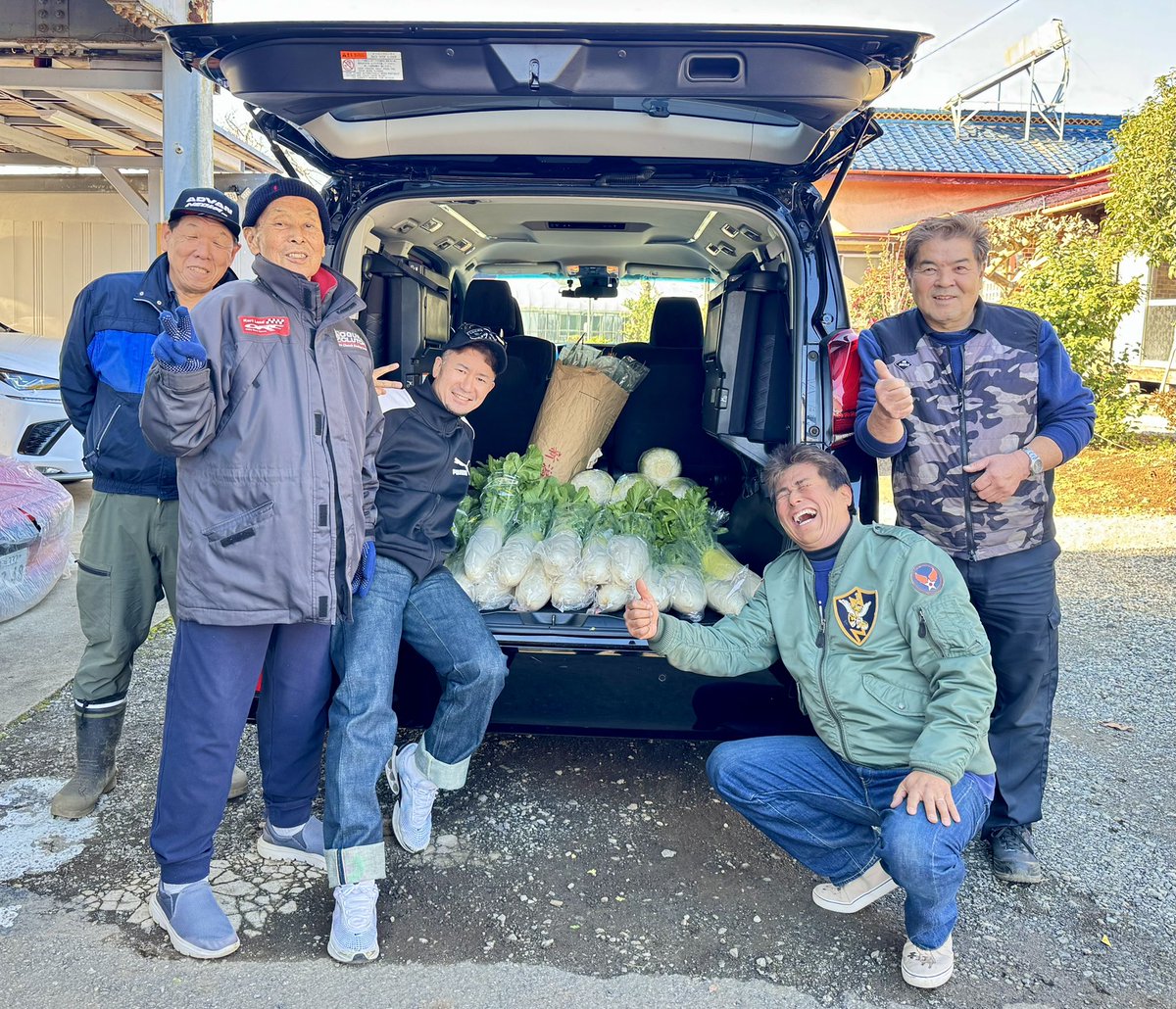 yasaimeijin0240's tweet image. 今年最後のZの出動は、レーシングプロジェクトバンドウ、SUPER GT 500クラス19号車のマサ監督とご一緒させていただきました。😊みらいのために！共感します。😊
#s30z #240z #supergt #レーシンプロジェクトバンドウ #19号車