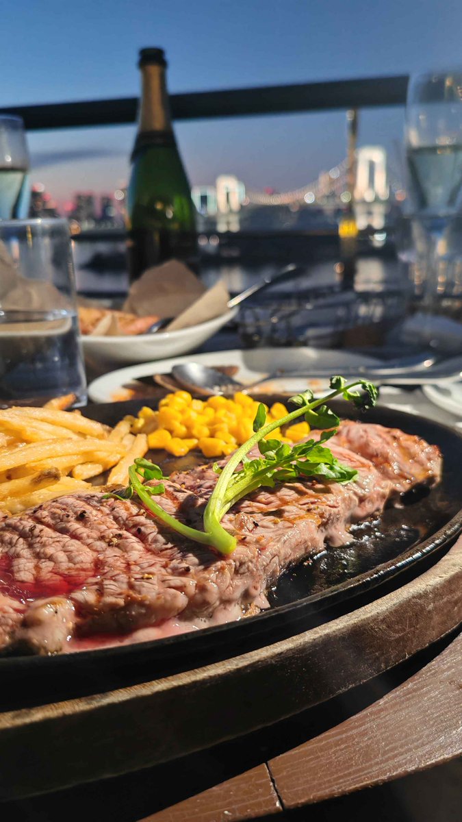 MariaScorpius's tweet image. たかちゃんも参加してのシャンパンからのお肉🍖🥂