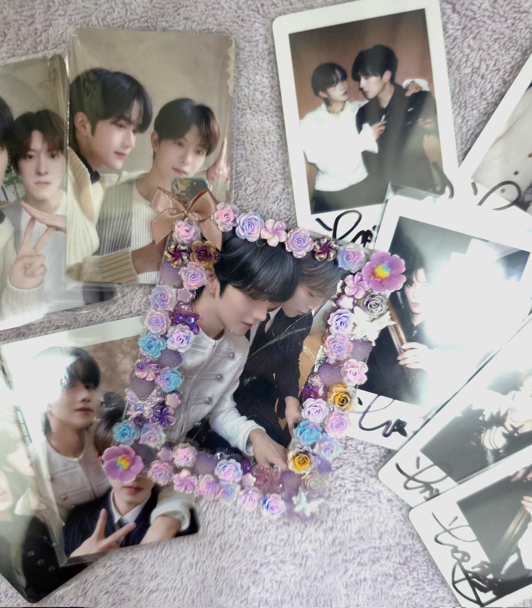 xingqiu_ek's tweet photo. 7 #xingqiu photocards 6 #xingqiu Polaroids 50 pages of #xingqiu knside the magazine YESS DROWN ME WITH XINGQIU!🔥🔥

thank you so much @85105cart for securing my order &amp; replying my inquiries! Thank you for much for the purple decoden holder! 🥹💜#85105_feedback 

#szelmerchunbox https://t.co/3OaC5ZXHWd